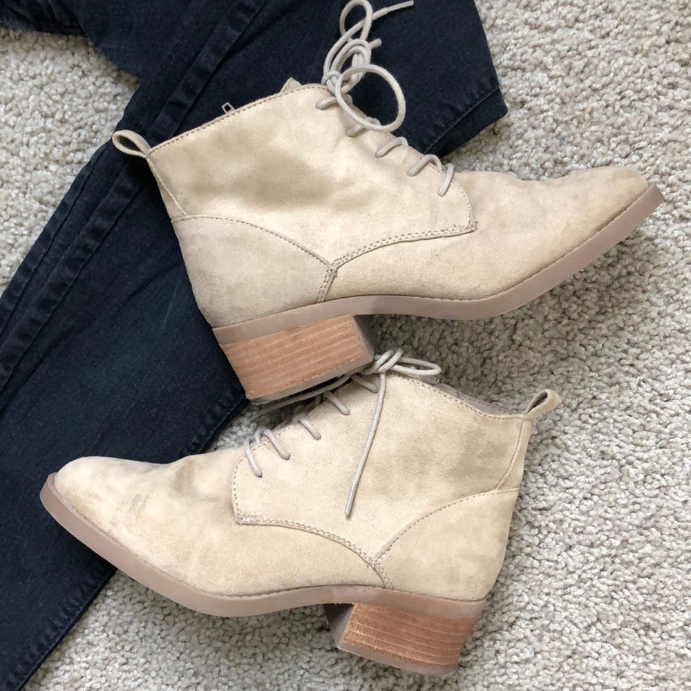 💛 CUTE TAN HEELED LACE UP ANKLE BOOTS - Carlos Santana | Women’s 8 👢